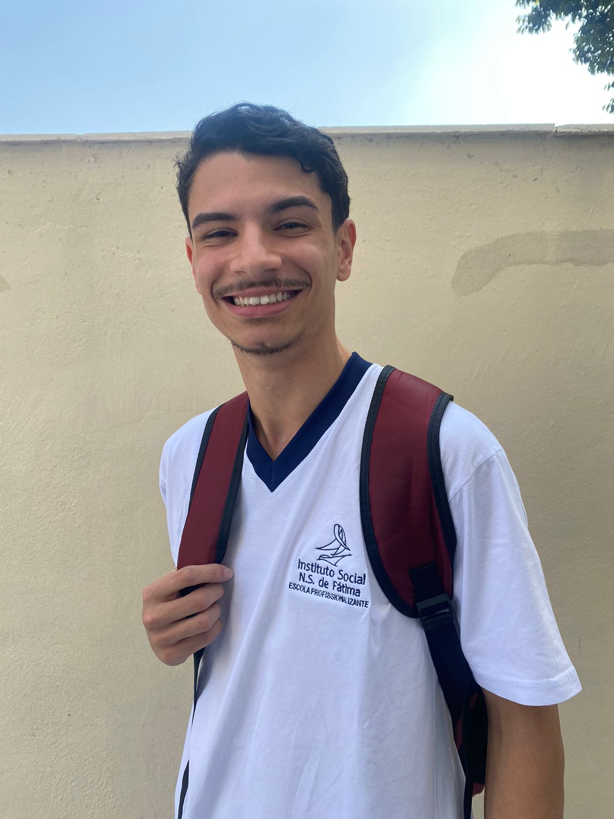 Aluno do Instituto, sorrindo e participando de atividades